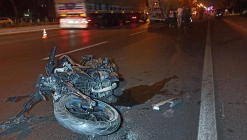 Motosiklet, beton mikserine çarptı: 1 ölü, 1 yaralı