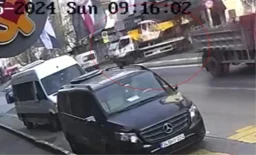 Beyoğlu Karaköy’de freni boşalan vincin çarptığı kaza güvenlik kamerasında